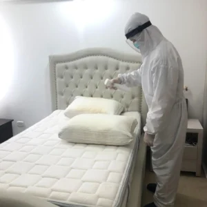 Técnico de UltraClean en una habitación